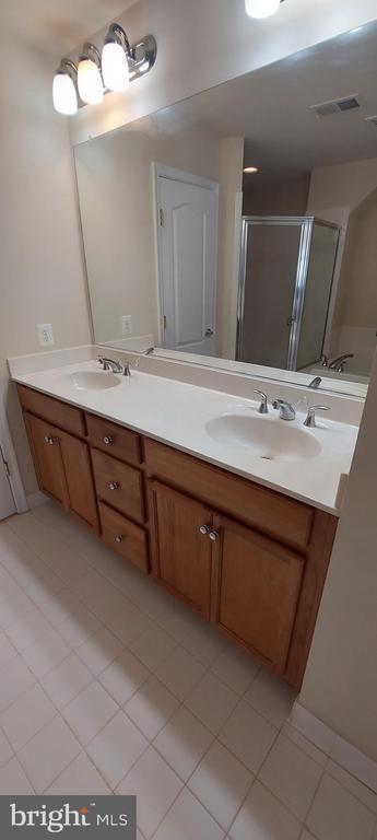 Building Photo - 11808 Regents Park Dr