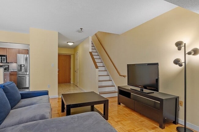 Building Photo - 147 Kelton St