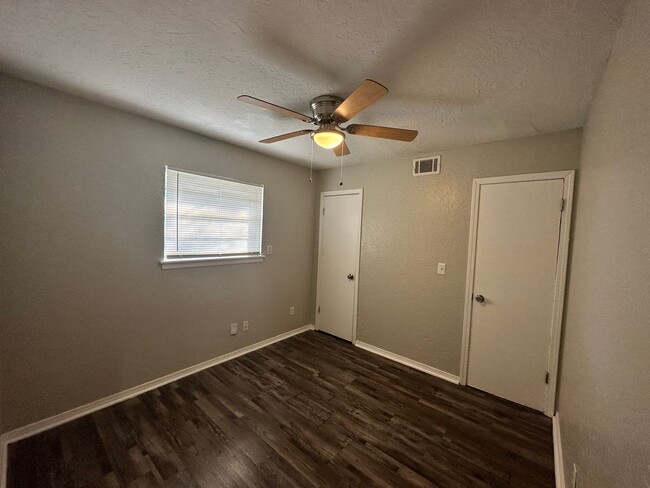 Building Photo - 3-bedroom / 1-bath Cozy Home Available in ...