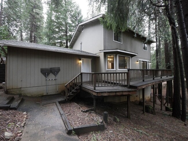 Building Photo - 18111 N Meadow Dr