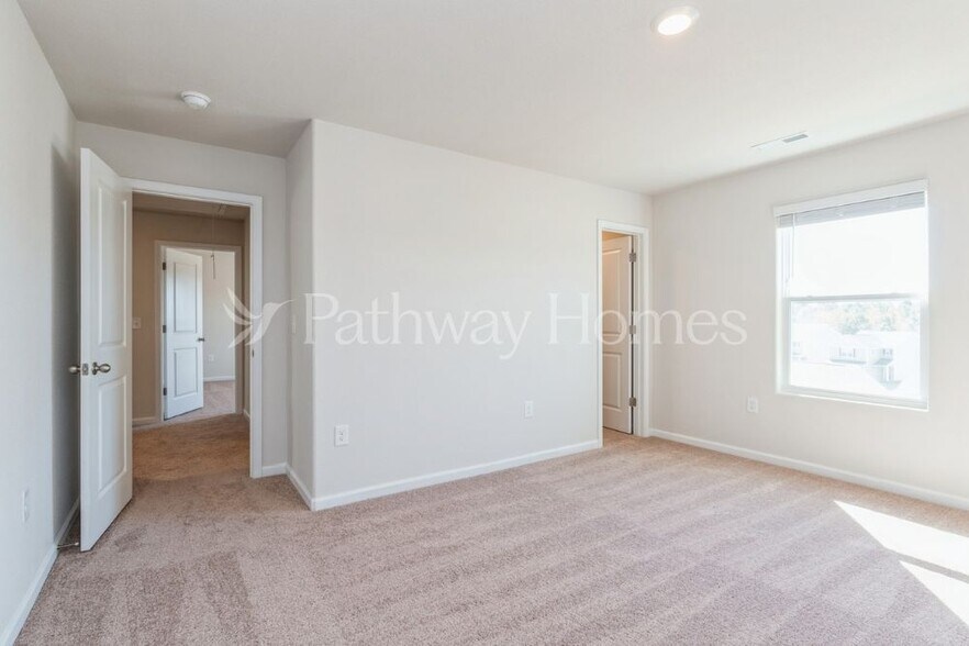 Building Photo - 102 N Sina St