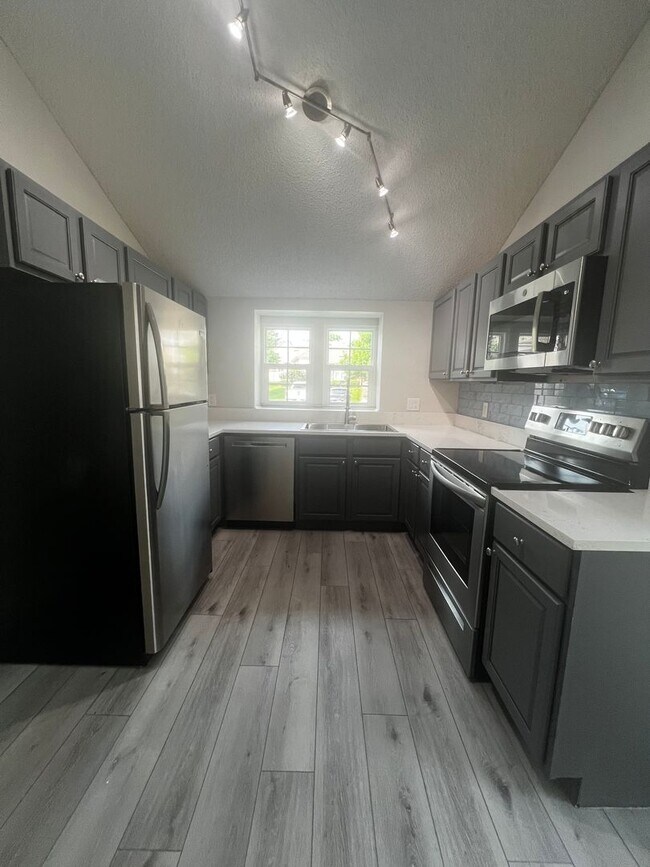 Building Photo - HALF OFF A MONTH'S RENT** -- Bright, Remod...
