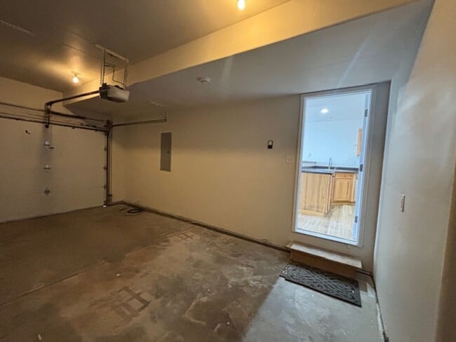 Building Photo - 4 Bedroom 3.5 Bath Townhouse Near Dell Range Blvd.