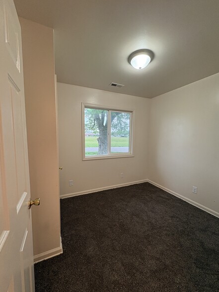 Building Photo - 4425 Thompson Dr