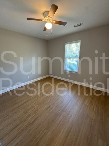 Building Photo - 121 Johnny Reb Dr