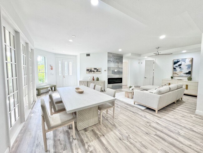 Building Photo - ** COLONADE ** PARK SHORE ** MOORINGS ** 3...