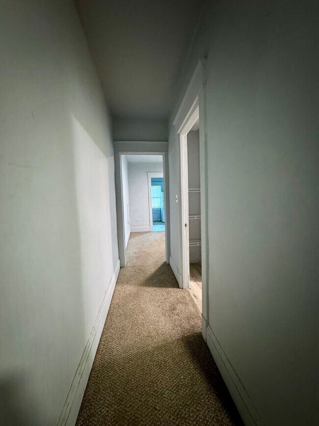 Building Photo - Renovated 3 bed, 1 bath available in Scranton