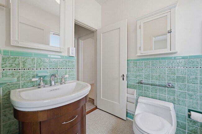 Building Photo - 1530 Miramar Dr