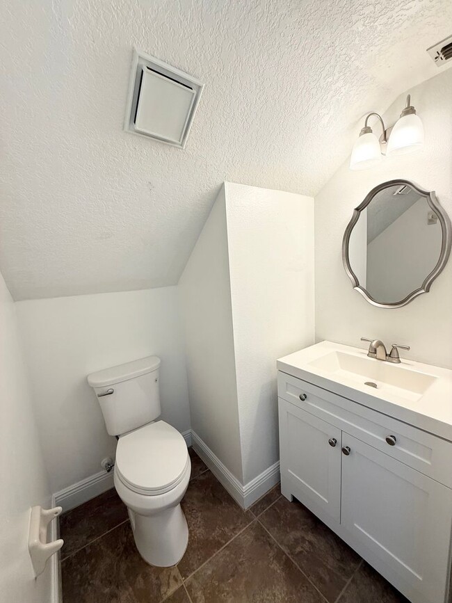 Building Photo - Beautifully Updated 4-Bedroom Home with Po...