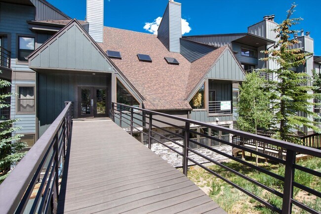 Building Photo - Price Reduced– Winter Seasonal Lease, Available Now through the end of May. Furnished with Utilit...