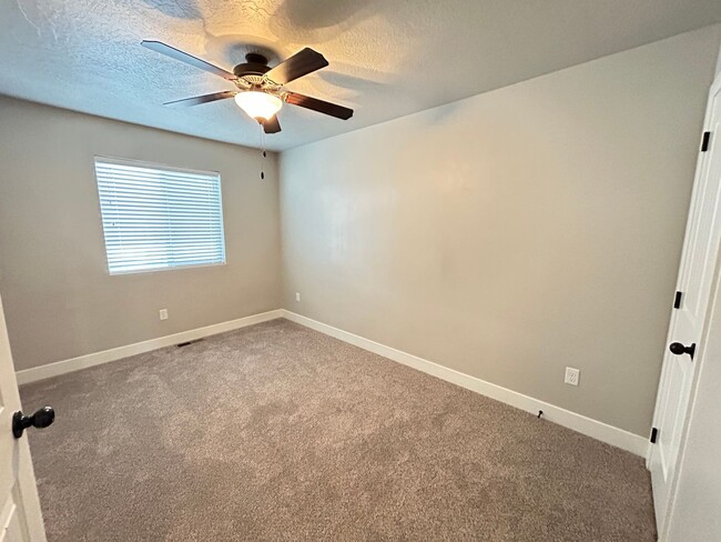 Building Photo - Meadow Crest Home!!!!