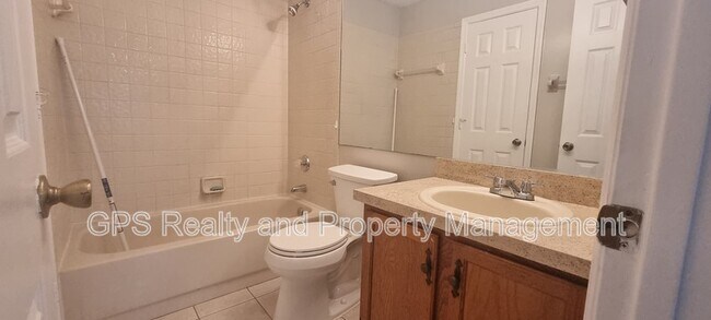 Building Photo - 956 Forest Ridge Ct