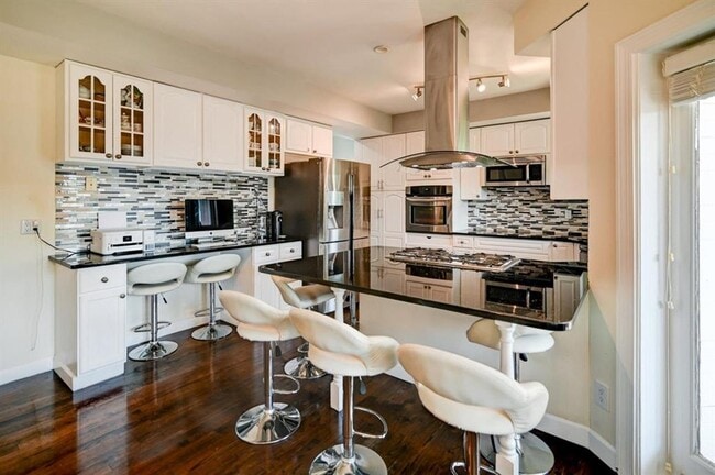 Building Photo - Incredible furnished house on Madison's West Side