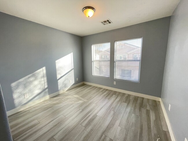 Building Photo - Cute 2 bed 2 bath townhouse with 1 car garage and washer and dryer in unit
