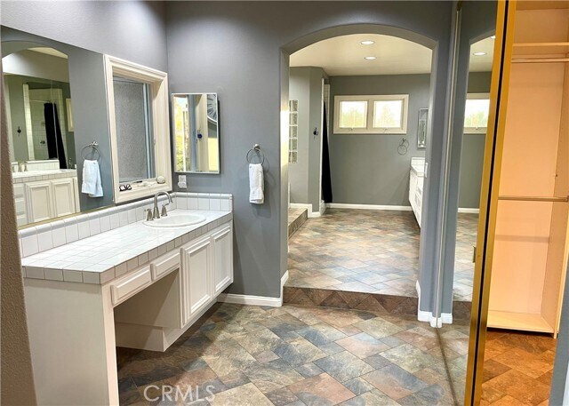 Building Photo - 6 Emerald Glen
