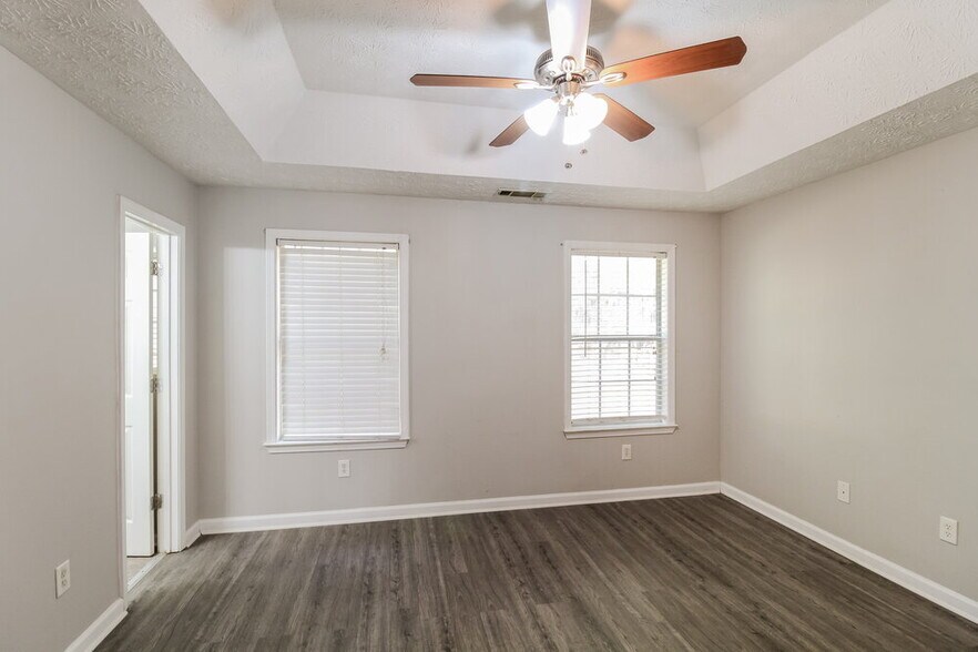 Building Photo - 300 Oak Hill Dr