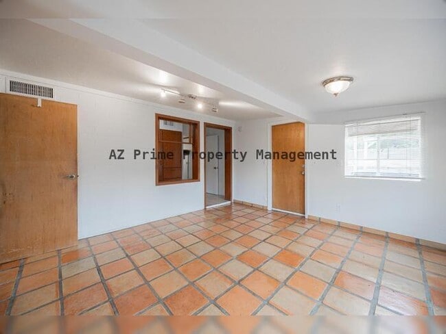 Building Photo - 9430 N 11th Pl