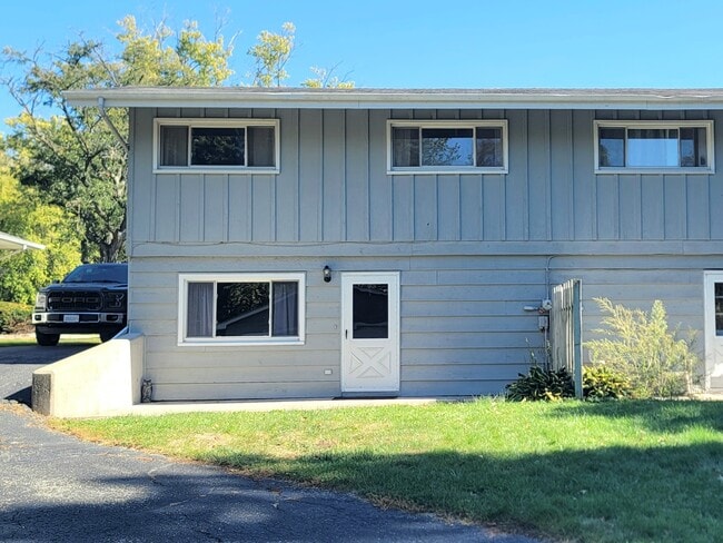 Building Photo - 72 Pine Ct