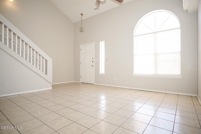Building Photo - 2151 Sun Manor Dr