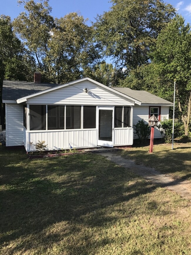 Building Photo - 2 Bed, 1 Bath House