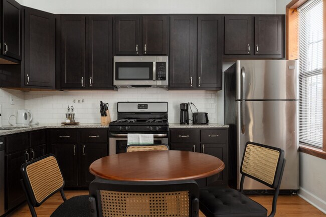 Building Photo - 910N N Damen Ave