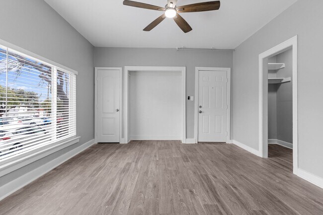 Interior Photo - 1424 Chestnut Avenue