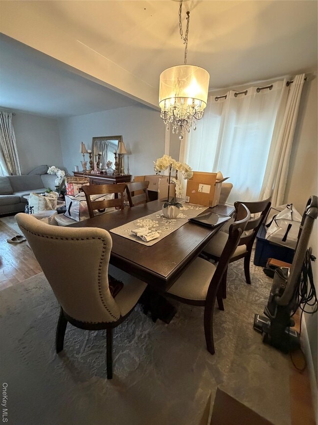 Building Photo - 144 Roslyn Rd