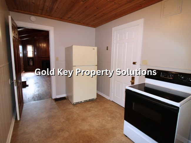 Building Photo - 2 Bedroom/1 Bath Home with Covered Front Porch and Garage (SECTION 8 APPROVED)