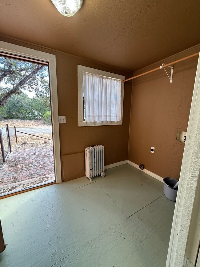 Building Photo - NEW ON MARKET