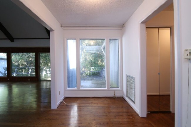 Main entrance - 914 Crestwood Ln