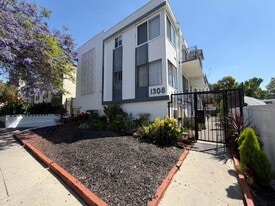 Building Photo - 1308 N Poinsettia Pl