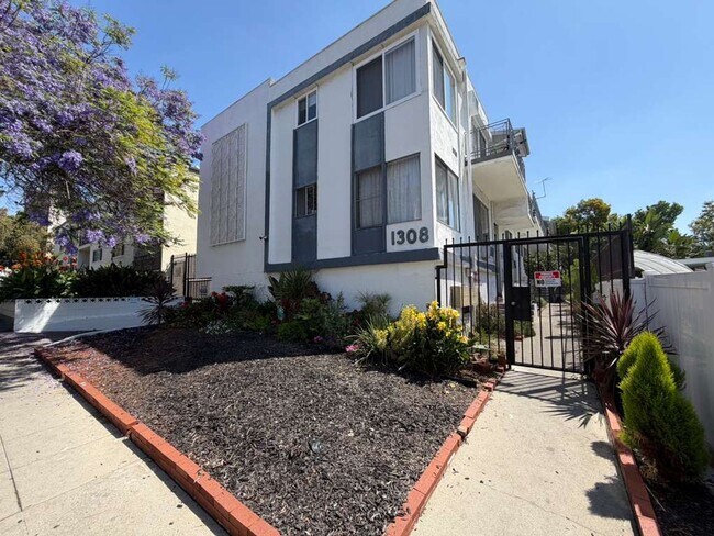 Building Photo - 1308 N Poinsettia Pl