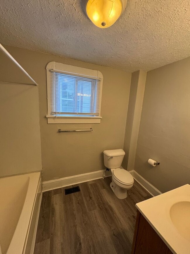 Building Photo - 3 BR near 38th & MLK