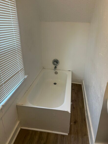 Apt 3 - 1011 S Willett St