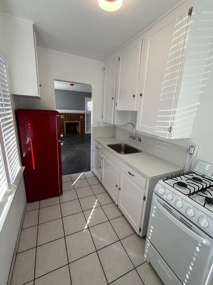 Building Photo - 3945 4th Ave