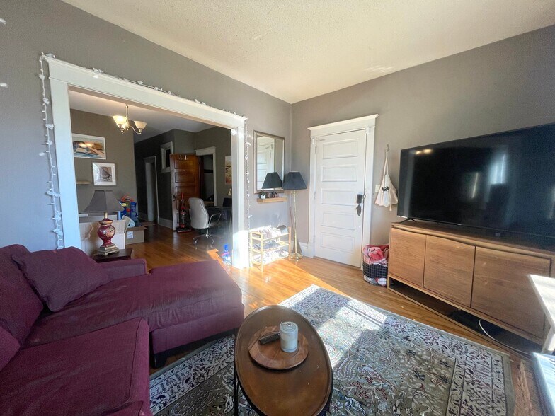 Building Photo - 603 NE Main St