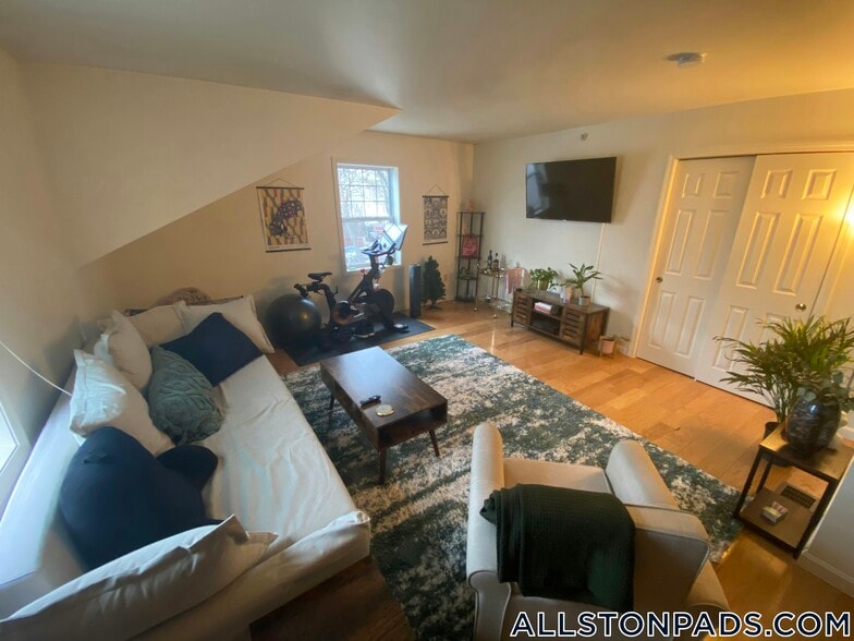 Building Photo - 36 Raymond St