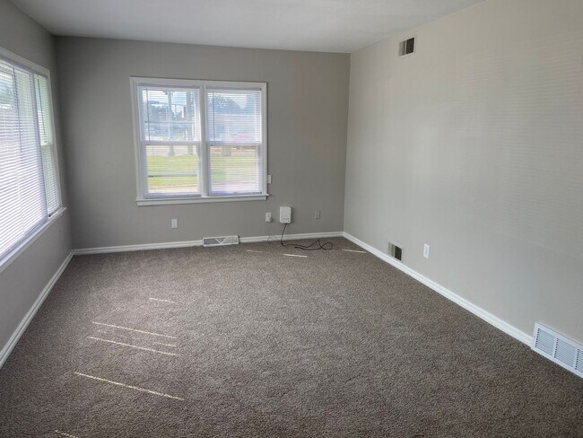 Building Photo - 3 Bedroom Home with Huge Detached Garage!