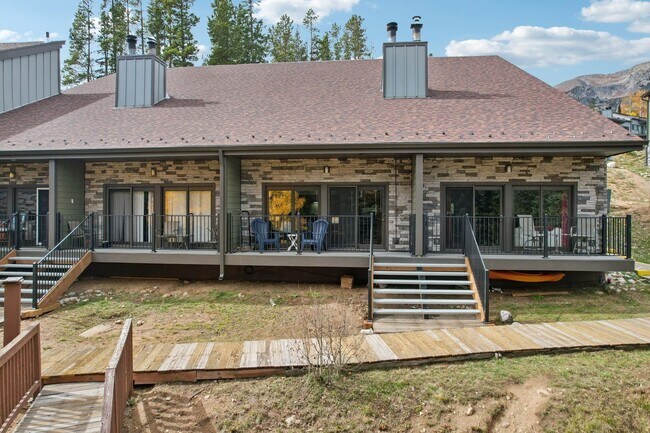 Building Photo - Serenity and Views with this 3 bedroom/3Bathroom Townhome in Buffalo Ridge