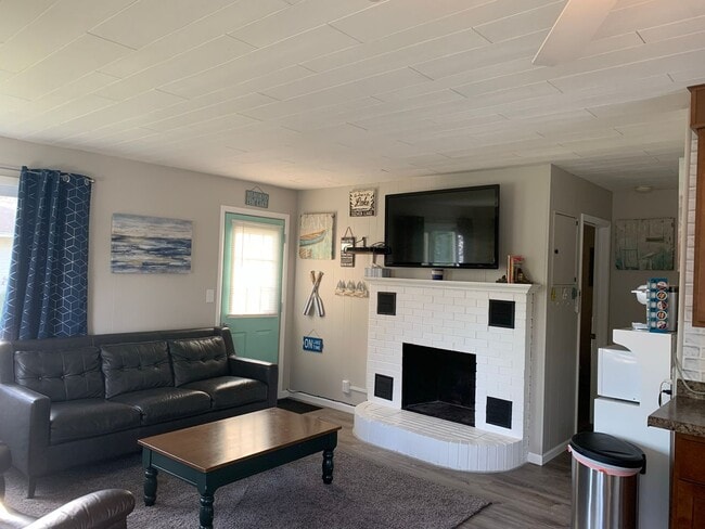 Building Photo - Fully-Furnished Cozy Retreat