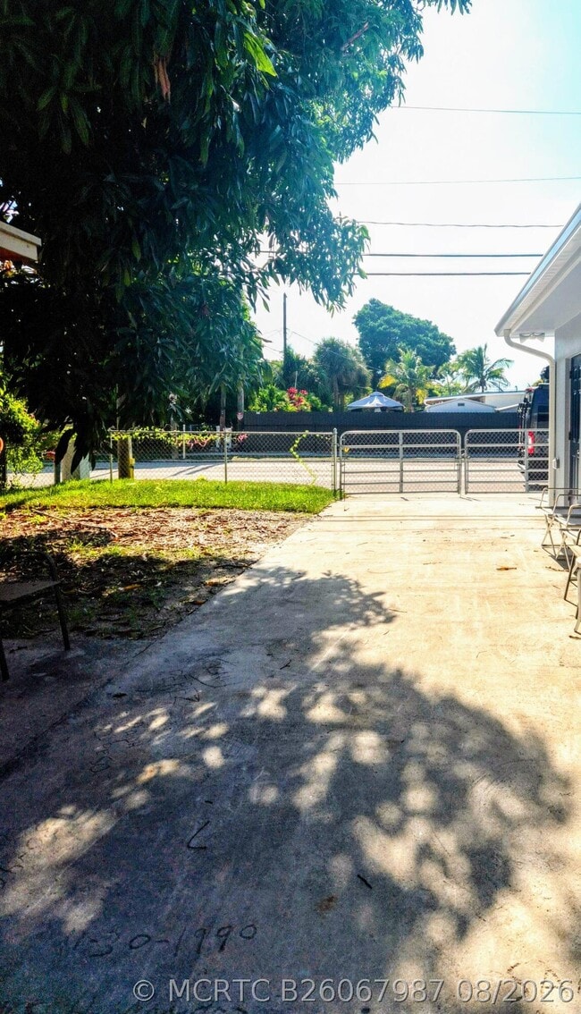 Building Photo - 628 Monroe Dr