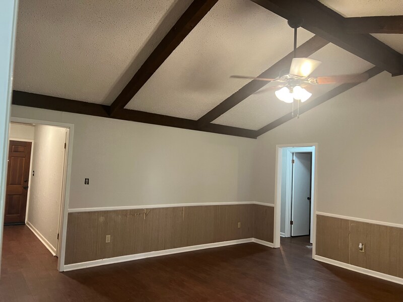 Building Photo - 211 Harvest Ln