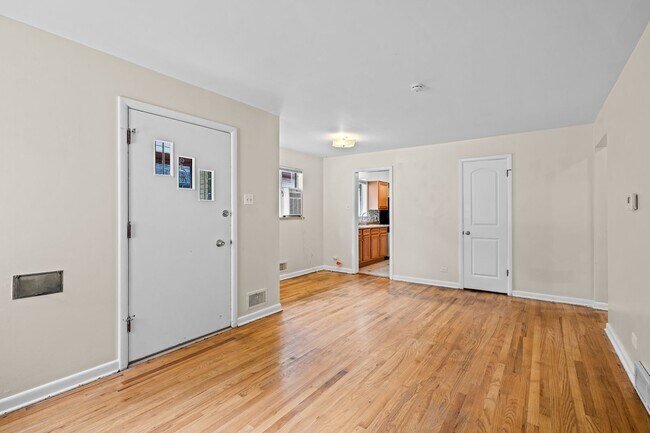 Building Photo - Fantastic Two Bedroom Duplex in University Neighborhood!