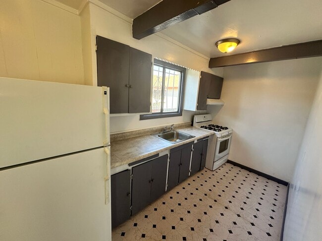 Building Photo - 3 Bedrooms 1  Bathroom  House In a Quiet A...