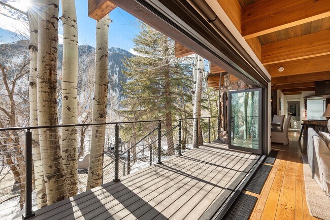 Building Photo - 164 Eastwood Rd