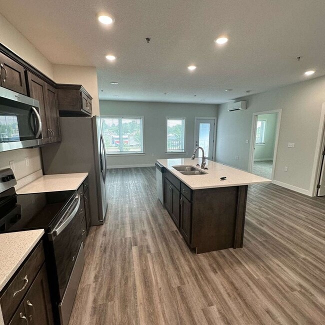 Building Photo - One Bedroom Bixby Condo