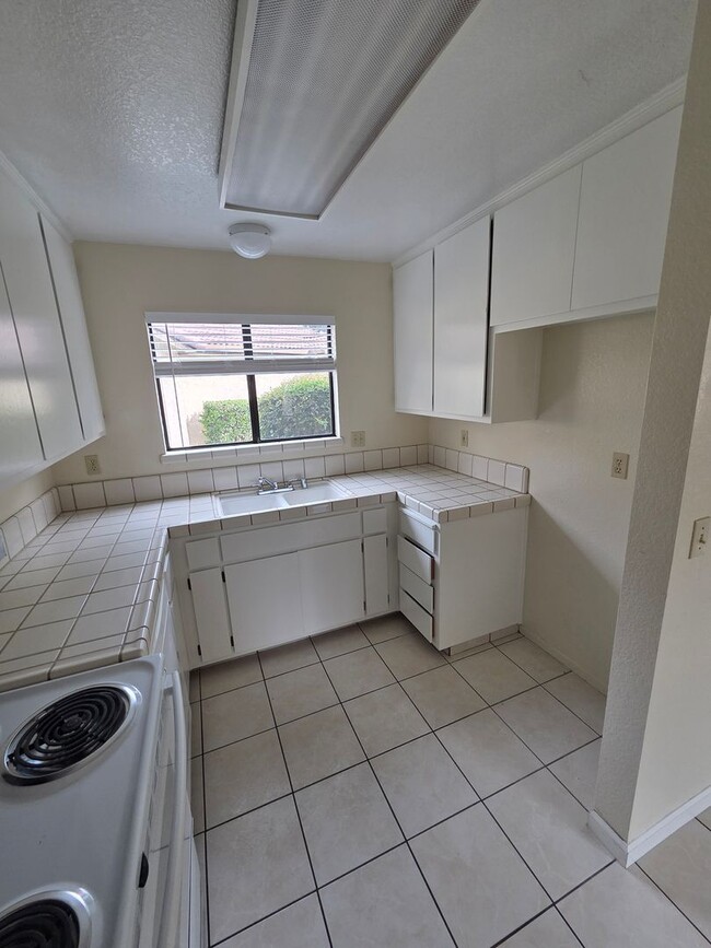 Building Photo - Available Now!! Delightful 2 bedroom, 2.5 bath condo!!