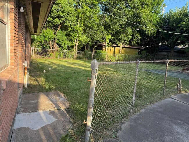 Building Photo - 4013 Newshire Dr