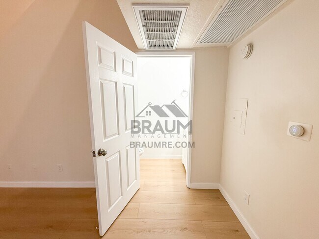 Building Photo - 5245 Riverton Ave