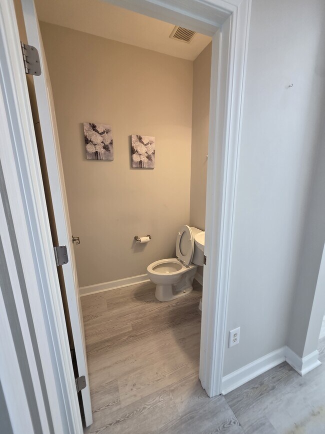 Building Photo - 1041 Fairway Ln